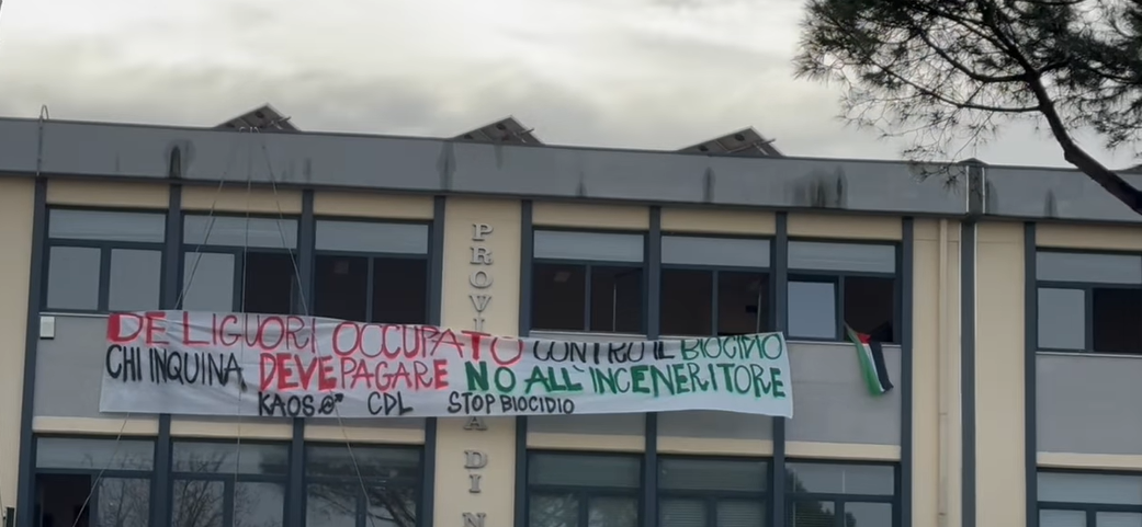 Acerra, studenti liceo De’ Liguori: “la gente nella nostra terra muore quotidianamente di tumore”