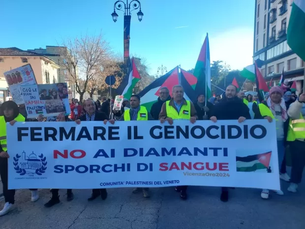 Vicenza, in 5 mila contestano la Fiera dell’Oro: “fermare il genocidio dei palestinesi. No ai diamanti israeliani sporchi di sangue”