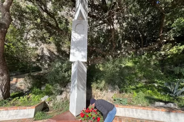 Capri, cuscino di fiori davanti al monumento a Lenin