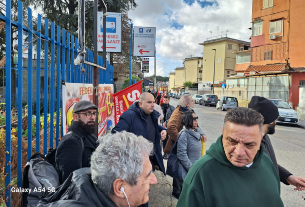 Napoli, presidio di lotta davanti all’ospedale San Giovanni Bosco: “riaprite il pronto soccorso, la sanità pubblica non si tocca”
