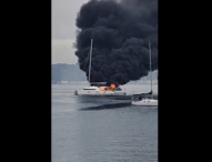 Pozzuoli, bloccato il porto per una barca in fiamme
