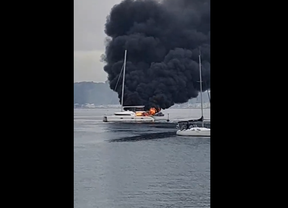 Pozzuoli, bloccato il porto per una barca in fiamme
