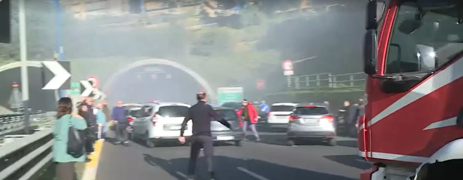Napoli, paura e panico sulla tangenziale per un incendio in galleria