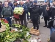 Santa Maria Capua Vetere, i contadini gettano ortaggi in strada davanti al supermercato Eurospin| “vogliamo un made in Italy in cui ci siano dentro prodotti davvero italiani e frutto del nostro duro lavoro”
