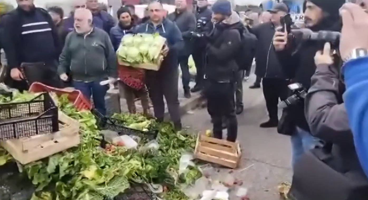 Santa Maria Capua Vetere, i contadini gettano ortaggi in strada davanti al supermercato Eurospin| “vogliamo un made in Italy in cui ci siano dentro prodotti davvero italiani e frutto del nostro duro lavoro”