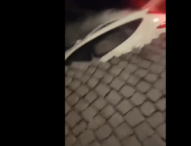 Tragedia sfiorata a Napoli, voragine nel quartiere Vomero inghiotte due vetture (Video)