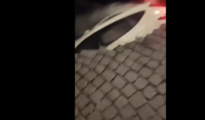 Tragedia sfiorata a Napoli, voragine nel quartiere Vomero inghiotte due vetture (Video)
