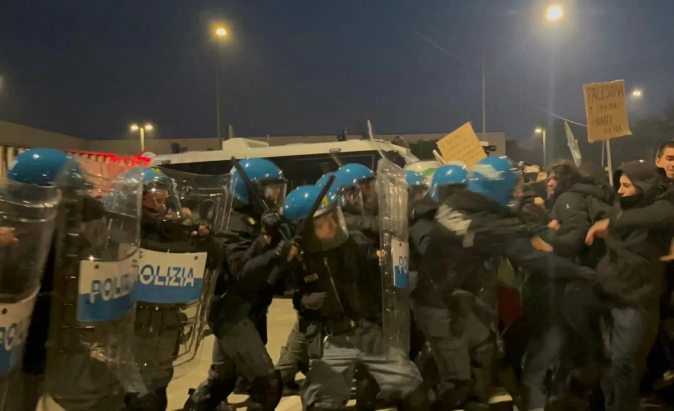 Manifestazioni contro la censura Rai sul genocidio in Palestina: manganellate poliziesche anche a Bologna