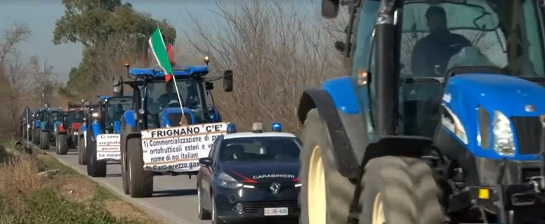 Anche in Campania la protesta dei contadini: blocchi, cortei e presìdi ai caselli autostradali
