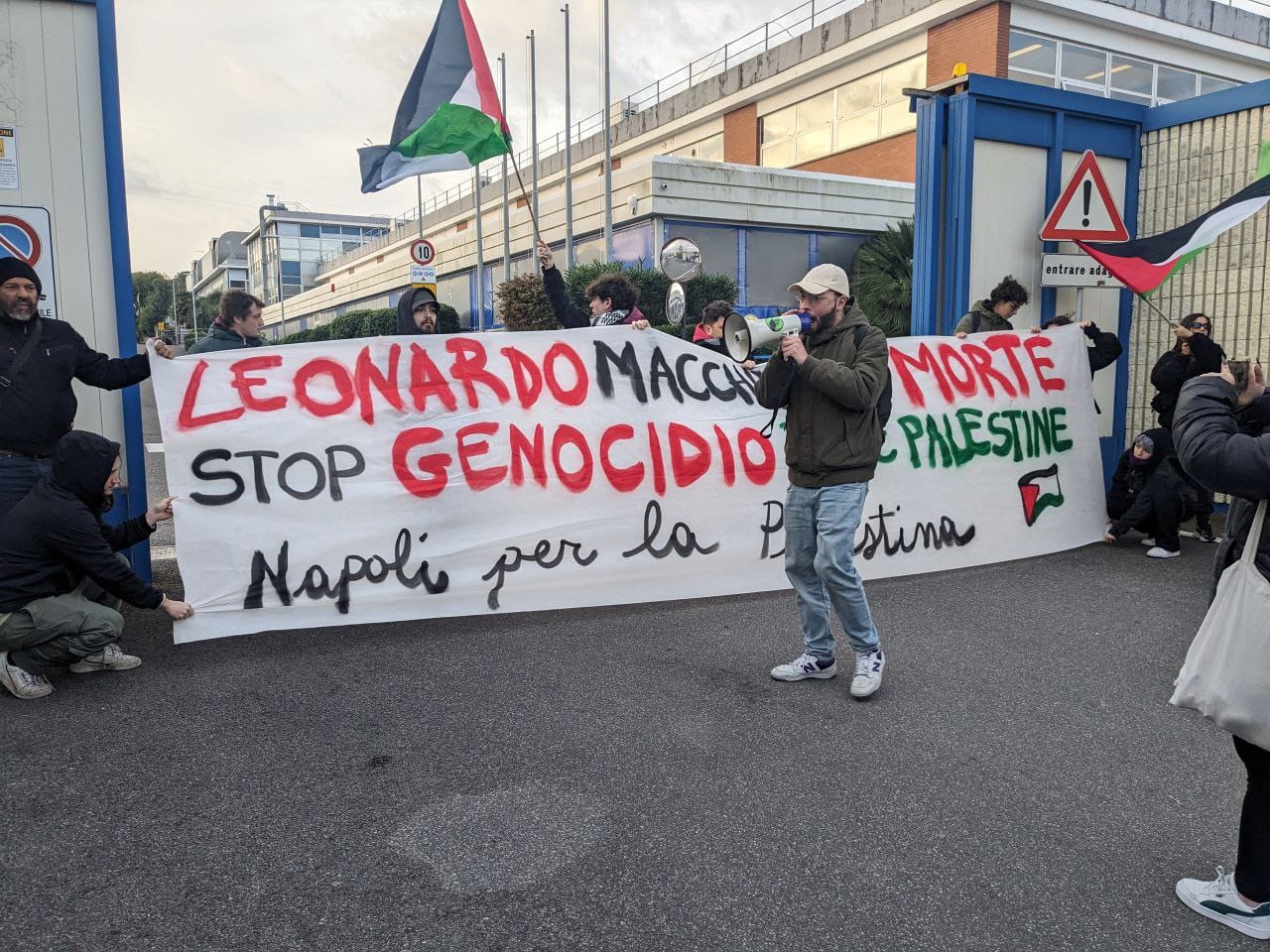 Bacoli(Napoli): protesta operaia davanti alla Leonardo, l’azienda che vola in Borsa inviando armi ad Israele