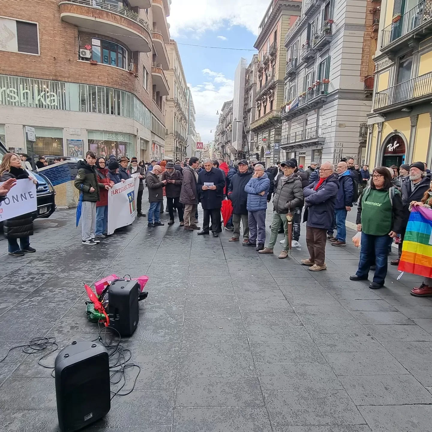 Napoli, meno di cento persone al presidio per la pace indetto dalla Cgil e da 20 associazioni