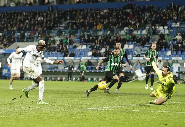 Si risveglia il Napoli: gioca come un anno fa e travolge il Sassuolo segnando 6 gol