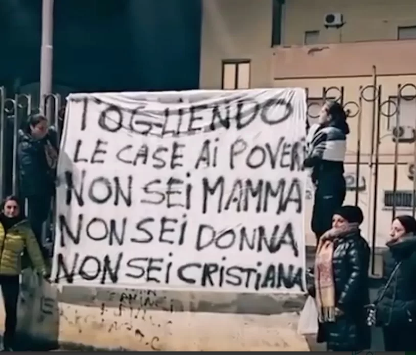Caivano, i residenti del Parco Verde contro gli sgomberi: organizzati blocchi stradali. Contestata Giorgia Meloni