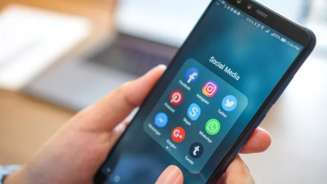 Un milione di under 35 a rischio dipendenza dai social media