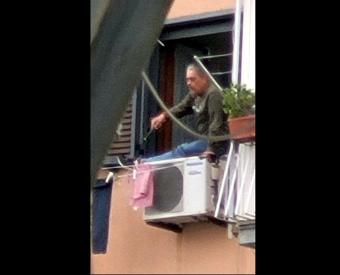 Napoli: uomo si barrica in casa, uccide la moglie e poi si suicida