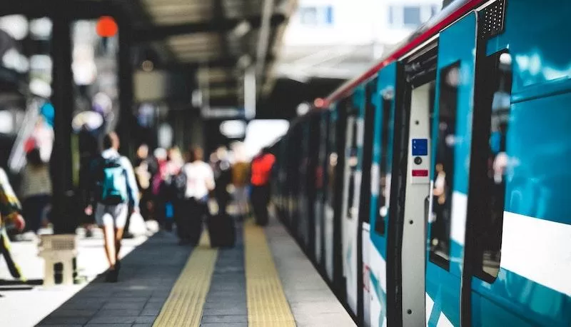 Vivere sei ore in un treno tutti i giorni toglie il respiro, oltre che il tempo