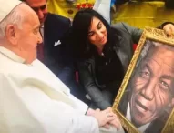 Jorit in Vaticano per consegnare a Papa Francesco una serigrafia di Nelson Mandela