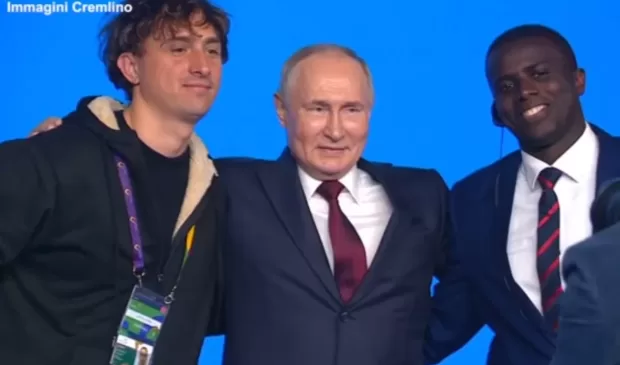 Putin si fa fotografare abbracciato all’artista Jorit: “Italia e Russia unite dall’arte, la cultura e la libertà”