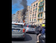 Napoli, incendio alla Riviera di Chiaia di Napoli: in fiamme un negozio di scooter e un’officina