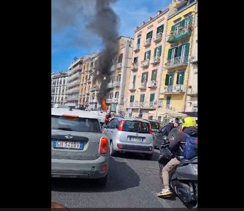 Napoli, incendio alla Riviera di Chiaia di Napoli: in fiamme un negozio di scooter e un’officina