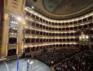 Napoli, Teatro San Carlo: centinaia di giovani per ascoltare la lezione del        Prof Barbero con tanta voglia di sapere e discutere