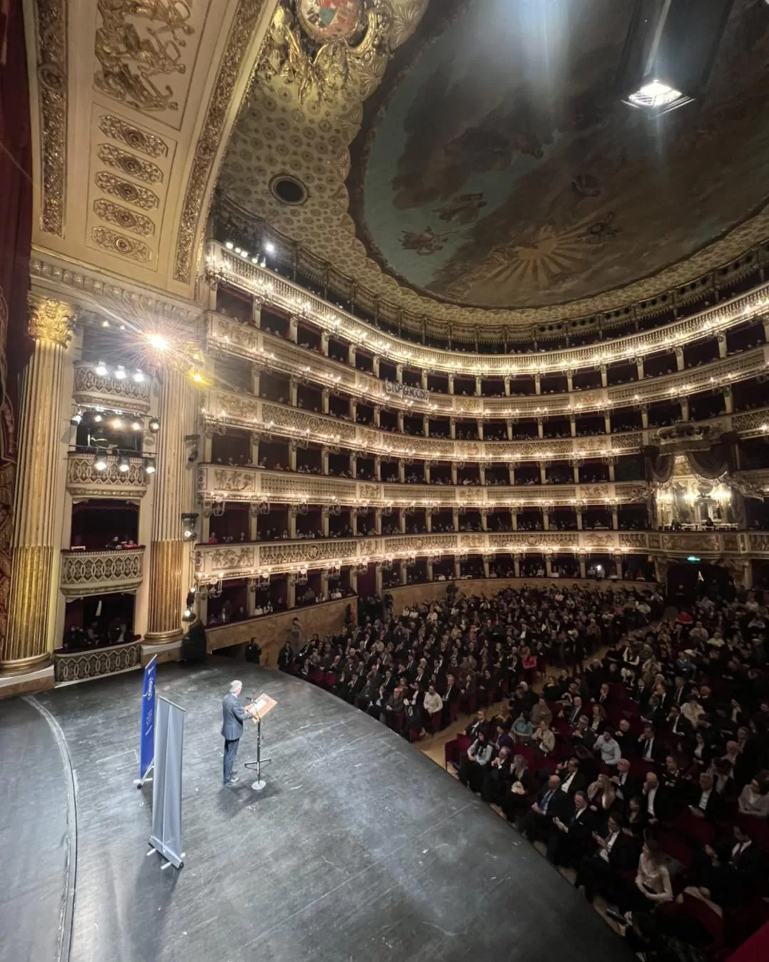 Napoli, Teatro San Carlo: centinaia di giovani per ascoltare la lezione del        Prof Barbero con tanta voglia di sapere e discutere