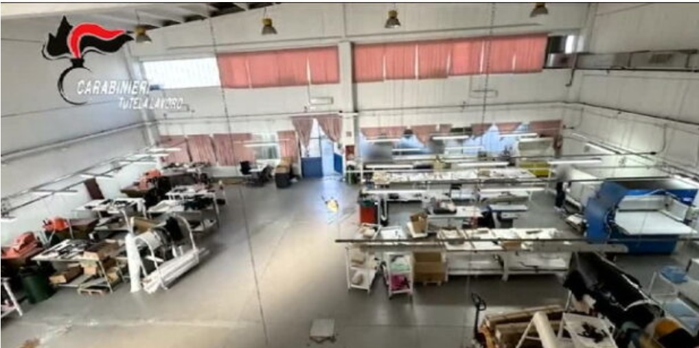 Commissariata Giorgio Armani Operations: “sfruttamento dei lavoratori, paghe di 2 euro all’ora”