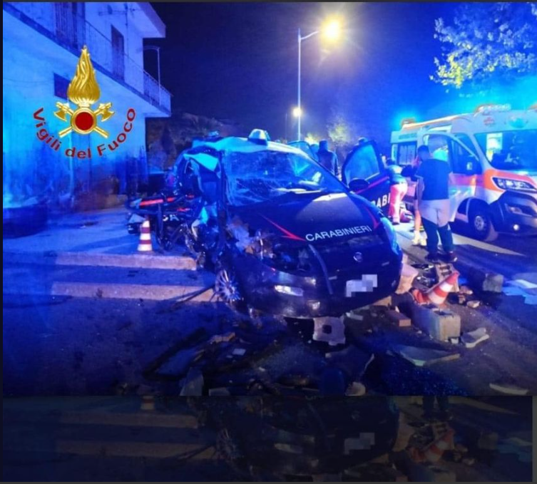 Gravissimo incidente stradale a Campagna (Salerno): un suv centra auto dei carabinieri. Morti due militari di 25 e 27 anni, un altro è ferito