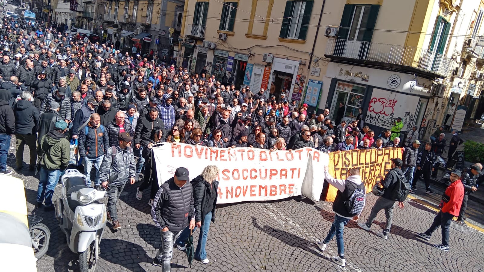 Napoli, la rabbia degli operai, studenti e disoccupati contro la criminalizzazione delle lotte sociali