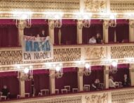 Protesta al Teatro San Carlo contro le guerre imperialiste, striscione con la scritta: “fuori la Nato da Napoli”