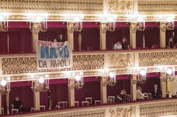 Protesta al Teatro San Carlo contro le guerre imperialiste, striscione con la scritta: “fuori la Nato da Napoli”