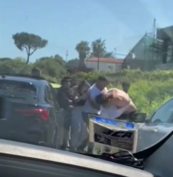 Napoli, tre fermi per il pestaggio del vigile urbano e della sua famiglia sulla Domiziana (i nomi)