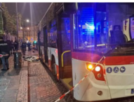 Napoli, tragedia nella domenica di Pasqua:  uomo muore schiacciato da autobus zona Museo Archeologico