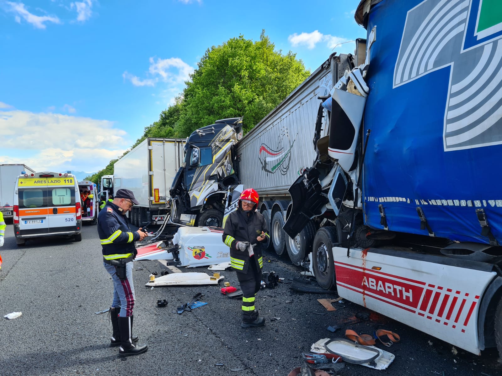 Caianello, scontro tra autotreni su A1: morto autista incastrato tra lamiere