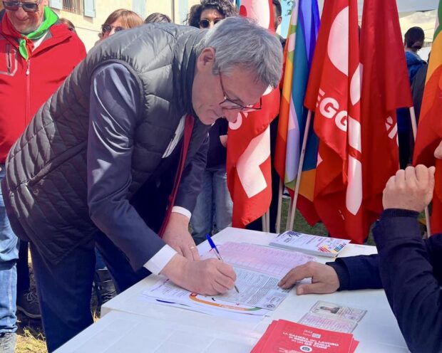 Cgil, Landini firma i referendum: “libertà con meno precarietà”