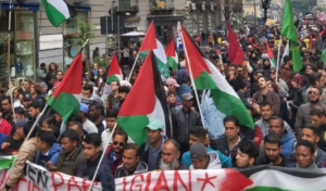 Napoli, 5 mila in corteo: “Ieri partigiani. Oggi antifascisti e antisionisti con la resistenza palestinese”