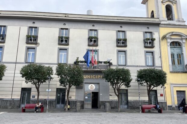 Pomigliano D’Arco, il sindaco Russo querela il deputato Francesco Emilio Borrelli: “non siamo una città sotto attacco della camorra”