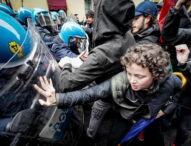 Torino, repressione di Stato: manganellati gli studenti che protestavano contro il genocidio dei palestinesi e gli accordi con regime israeliano