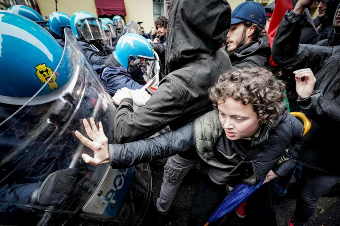 Torino, repressione di Stato: manganellati gli studenti che protestavano contro il genocidio dei palestinesi e gli accordi con regime israeliano