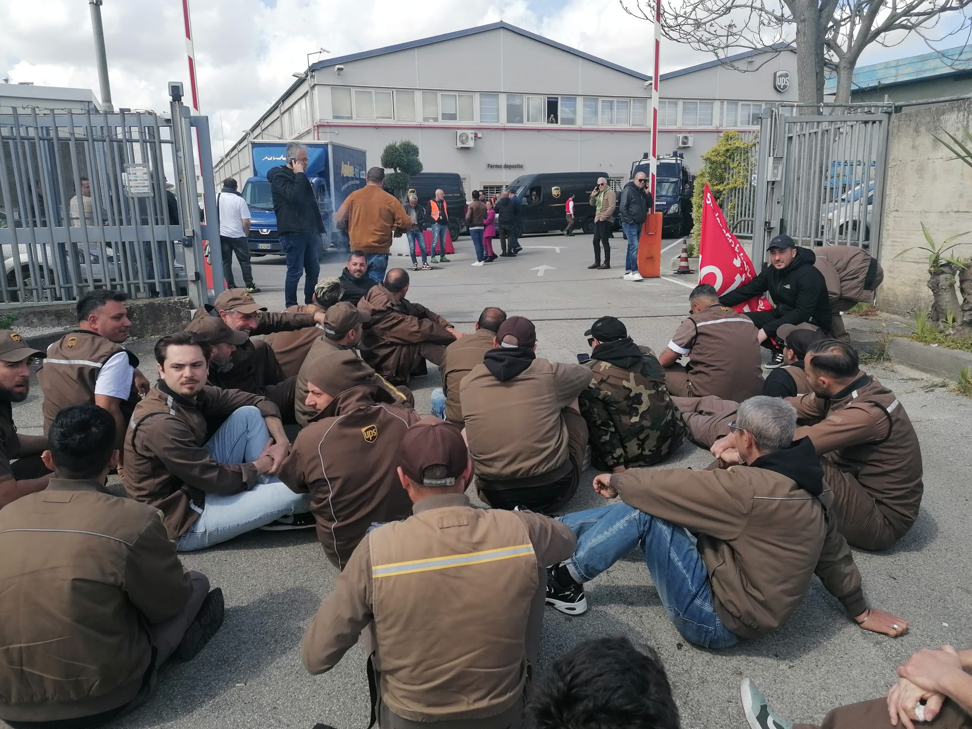 Arzano, Napoli: sciopero e picchettaggio davanti al magazzino Ups. Gli operai: “applicate il contratto nazionale di lavoro”