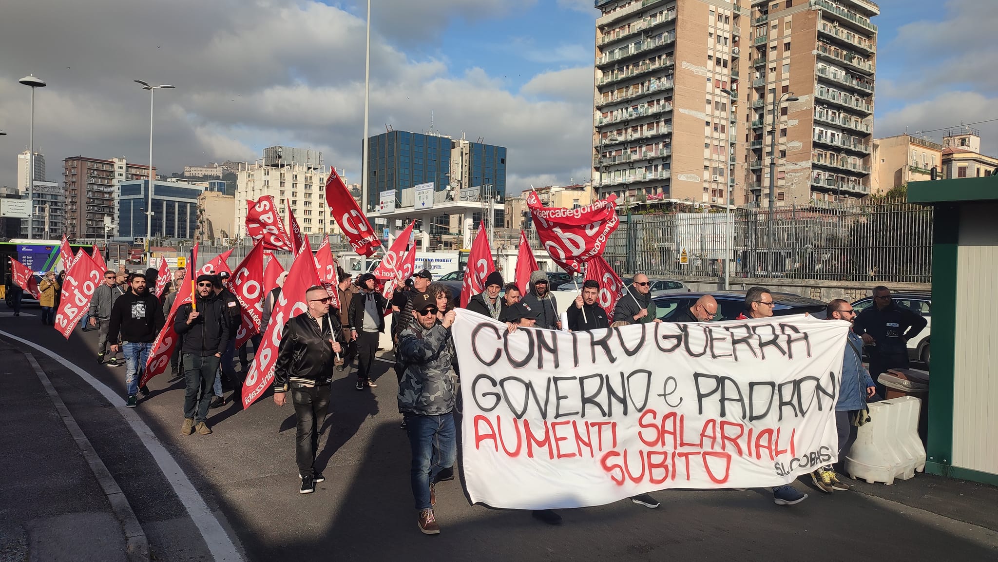 Napoli, corteo lavoratori Si Cobas: “subito il rinnovo del contratto. Basta con le morti sul lavoro”