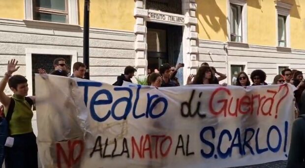 Napoli, striscione contro la Nato davanti alla sede del consiglio comunale. Attivisti: “ieri siamo stati pestati dalla polizia”