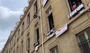 Francia, gli studenti occupano l’università Sciences Po di Parigi per sostenere la resistenza palestinese