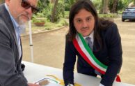 Il Sindaco di Bacoli Josi Della Ragione firma i referendum della Cgil. La fascia tricolore di Napoli, invece, fa l’opportunista