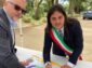 Il Sindaco di Bacoli Josi Della Ragione firma i referendum della Cgil. La fascia tricolore di Napoli, invece, fa l’opportunista
