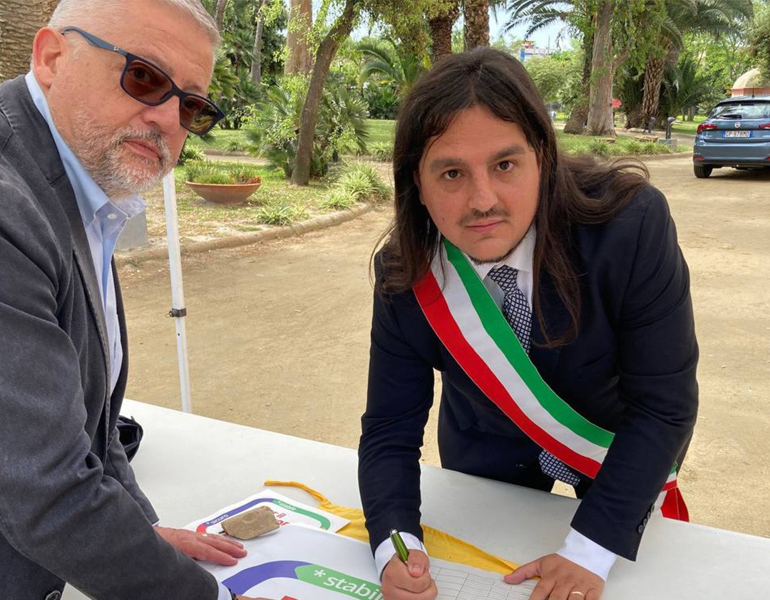 Il Sindaco di Bacoli Josi Della Ragione firma i referendum della Cgil. La fascia tricolore di Napoli, invece, fa l’opportunista