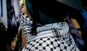 La protesta degli studenti universitari negli Stati Uniti a sostegno del popolo palestinese: la polizia ha sparato proiettili di gomma contro i manifestanti