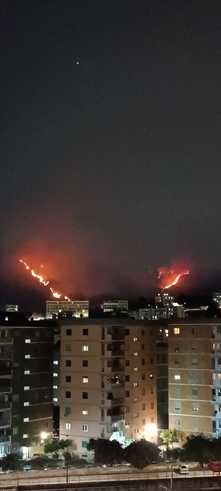 Napoli, incendio sulla collina dei Camaldoli