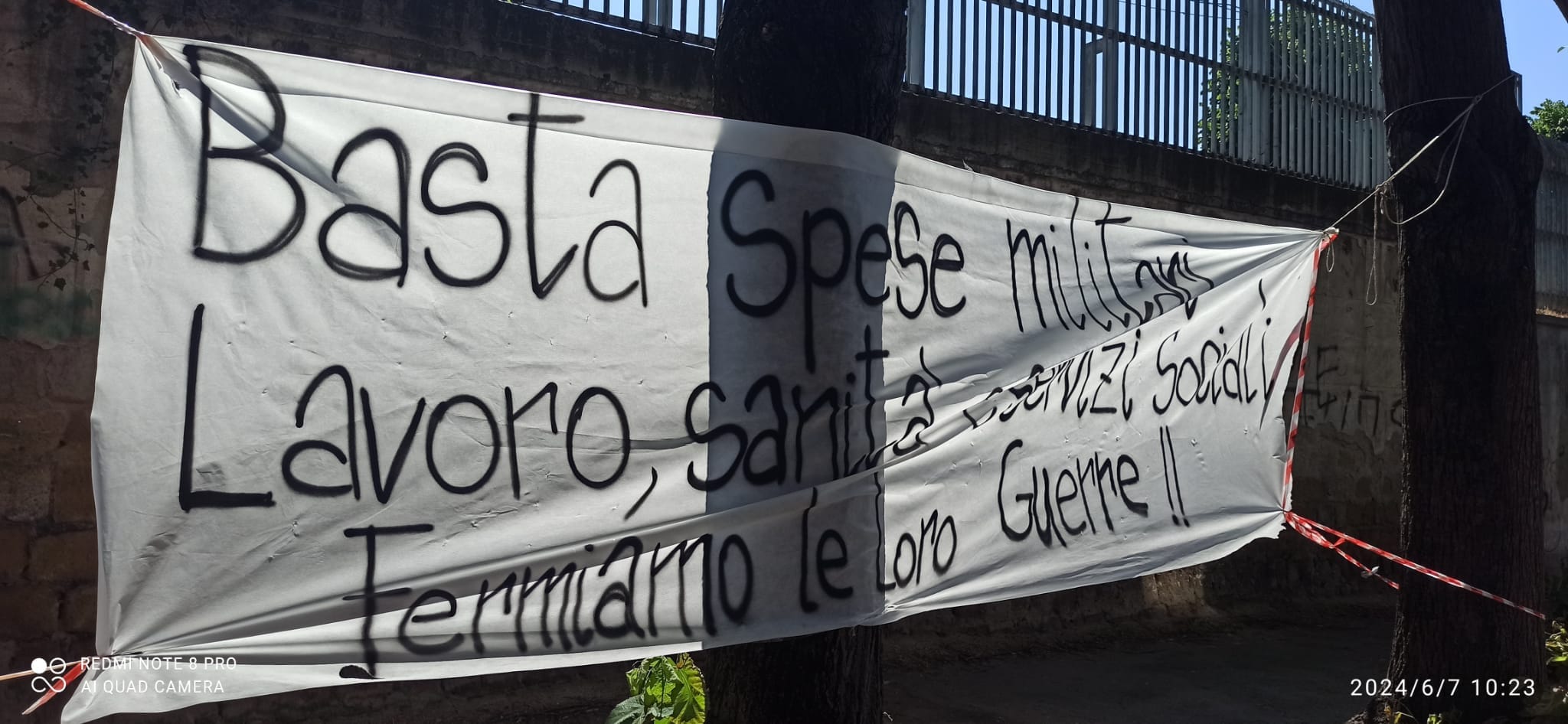 Operai, studenti e disoccupati davanti alla Rai di Napoli: “la loro guerra è contro di noi”