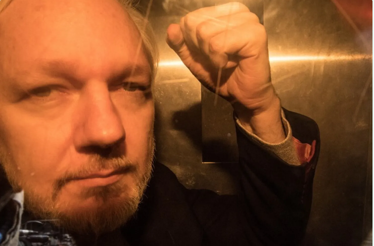 Julian Assange è libero